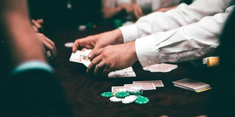 Hiểu Rõ Khái Niệm về Bàn Poker và LU88